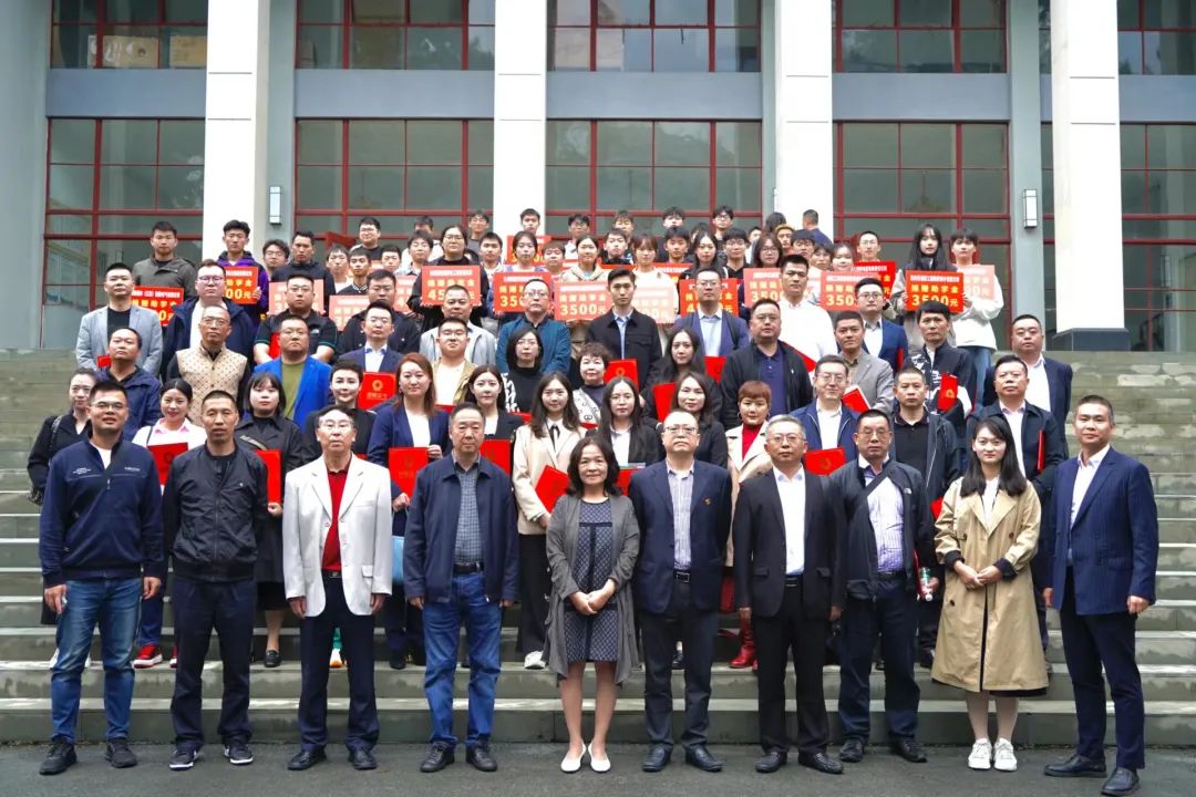 乐鱼体育(中国)官方网站IOS/安卓通用版/手机APP
参加成都电力行业协会组织44家爱心企业参加&ldquo;2023成都工匠人才培养计划&rdquo;捐赠仪式